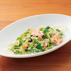 【生パスタ】ホウレン草のフィットチーネサーモンとブロッコリーのマッシュルームクリームソース