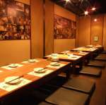 最大26名様でのご宴会に大人気の堀ゴタツ式お座敷。この他、個室やカウンター席がございます。