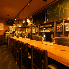 【カウンター席】目の前に調理場があるライブ感溢れるカウンター席です。お一人様でのちょい飲みやデートなどのシーンにおすすめとなっております。