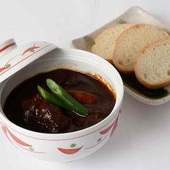 牛すじシチュー バケット添え