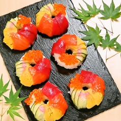 見て楽しい、食べて感動！彩り豊かなドーナツ寿司登場！の写真