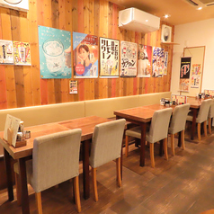 ご友人や同僚との少人数での飲み会に最適なテーブル席をご用意しています 。こだわりの串揚げ・串焼きとお酒を味わいながら、楽しい時間をお過ごしいただけます 。