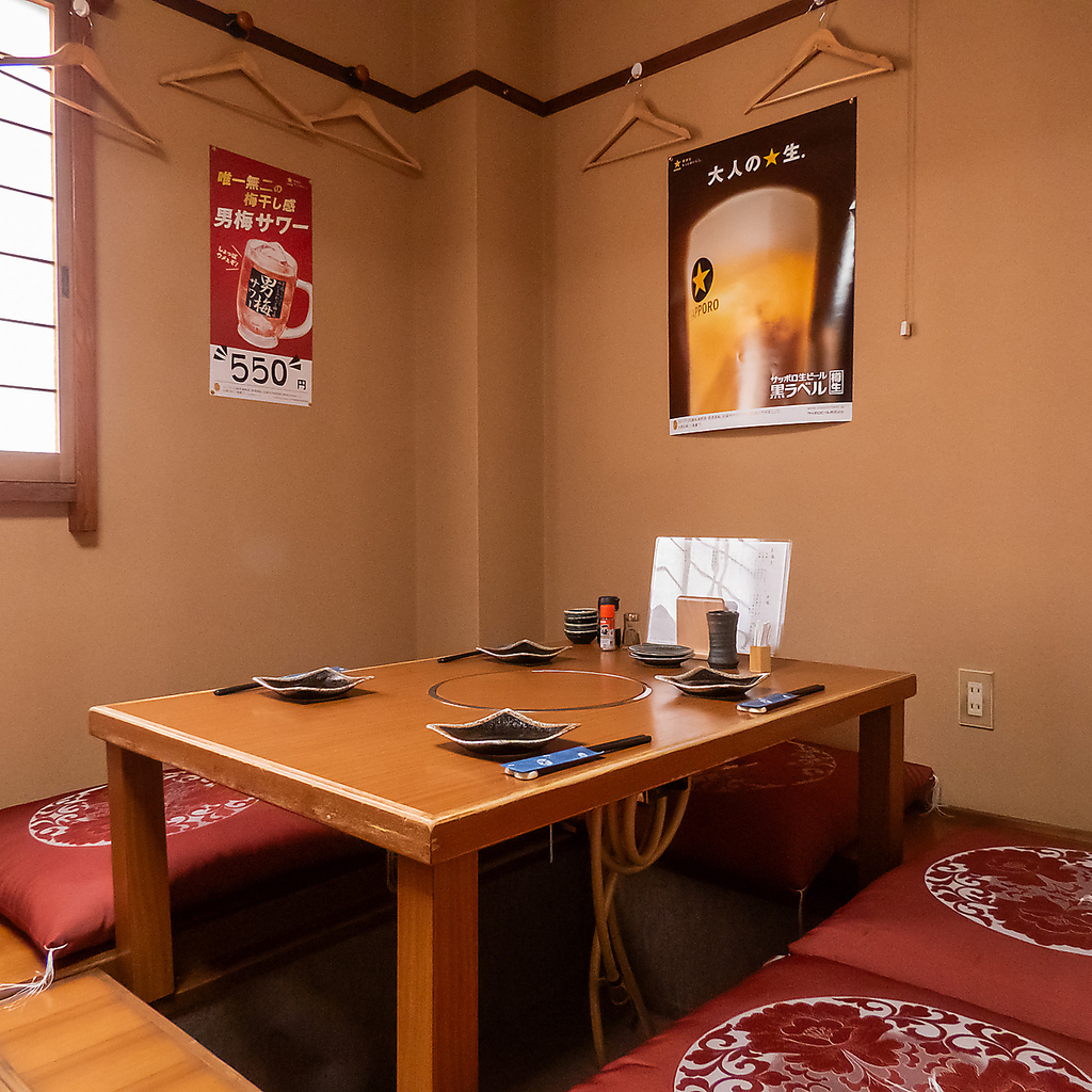 周囲を気にせず語らえる掘りごたつ個室を完備。気心の知れた友人との飲み会や大切な会食に最適です。