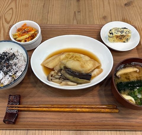 栄養バランスを考えた小鉢が付いています。手作りの美味しさをぜひ体験してください！