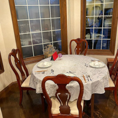 ご家族・ご友人と素敵な丸テーブルでゆっくりとお食事をお楽しみくださいませ。※個室ではございません。