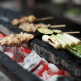 2】パチパチと燃える炭火で焼きあがるのをしばし待ちましょう…一気に焼き上げるので、旨みがぎゅっと閉じ込められます。身が大きいのも、雷の串の特徴。