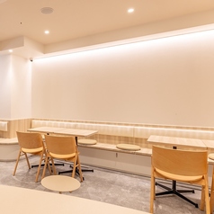 【明るい空間で素敵なひとときを】 おしゃれな空間で、友達や恋人との素敵な時間をお過ごしいただけます★広いテーブルが、リラックスしながら会話が楽しめます◎ゆっくりした時間を楽しんでくださいね！