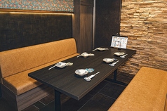 個室使用料3000円頂戴致します。予めご了承ください。最大6名様まで収容可能です。