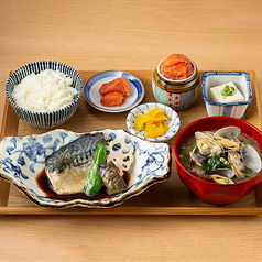 朝の貝汁とサバ煮定食