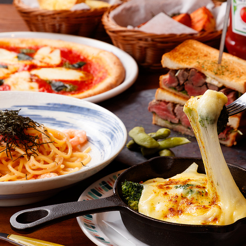 タルト・ケーキなど充実スイーツでカフェタイム♪好評の肉料理やサンドイッチも絶品！