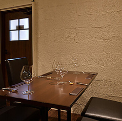 親しい仲間と会話を楽しみながら過ごせるテーブル席。落ち着いた色合いと温かみのあるインテリが◎ リラックスして過ごせる居心地の良い空間です！！