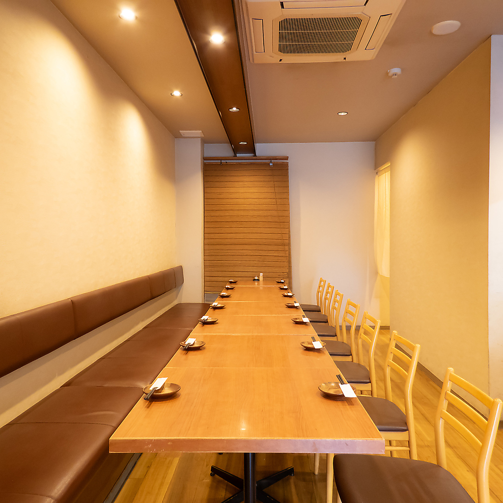 テーブル席は結合することもできるので、大人数でも安心してご利用いただけます！宴会にも最適です♪