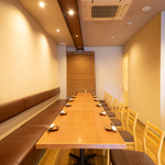 テーブル席は結合することもできるので、大人数でも安心してご利用いただけます！宴会にも最適です♪