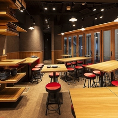 賑やかな雰囲気の中、お食事やお酒をリーズナブルに楽しめる。本店では味わえない限定メニューの「串焼き」や、赤字覚悟の「豪華本鮪尽くし盛り合わせ」など多彩な一品をご用意しました！大衆酒場ならではのドリンクとともにご堪能ください◎肩肘張らずに寛げるカジュアルな空間です。喫煙可能です。