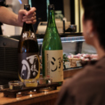 3】待ちに待った、串が目の前に！キンと冷えた生ビールや、日本酒、ワイン、梅酒など、あなた好みのお酒とのマリアージュを楽しんで下さい。