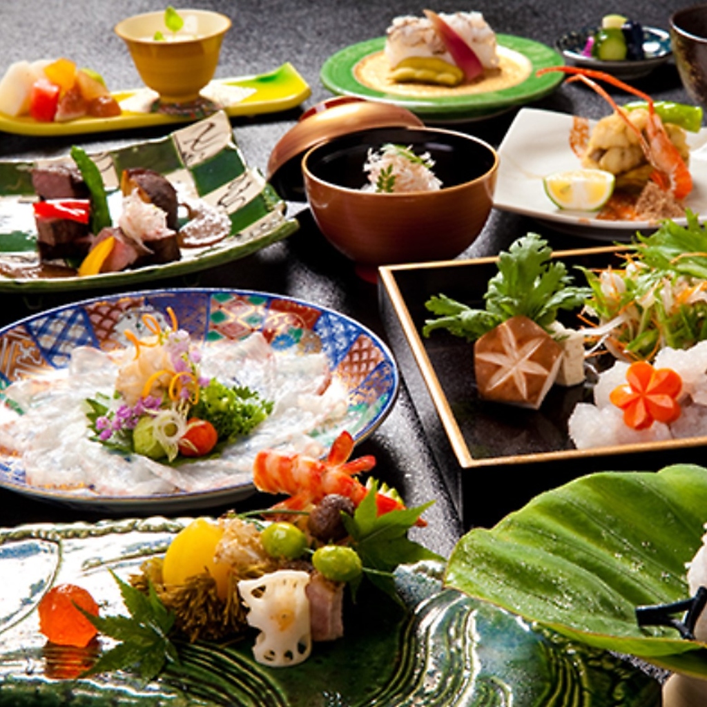 当店では旬の食材を使用した割烹料理をご賞味いただけます。地産地消も考慮された料理をお楽しみに。