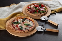 【焼きたての香ばしさが広がる自慢のピザ】