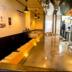 鉄板の臨場感を間近で楽しめるカウンター席。一人飲みやデートにも使いやすく、自分のペースで食事とお酒を楽しめます。