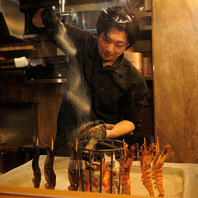 自慢の囲炉裏で焼く名物！原始焼き、炉端料理。
