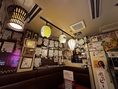 様々な有名人の方や芸人の方、店長の集めたサイン等の楽しめる奥の予約席。お陰様で御予約必須で大変人気がございます。※こちらのソファー席は最大8名様が御利用頂けます※