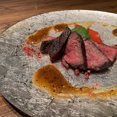和牛もも肉の炙り焼き 特製ペッパーソース