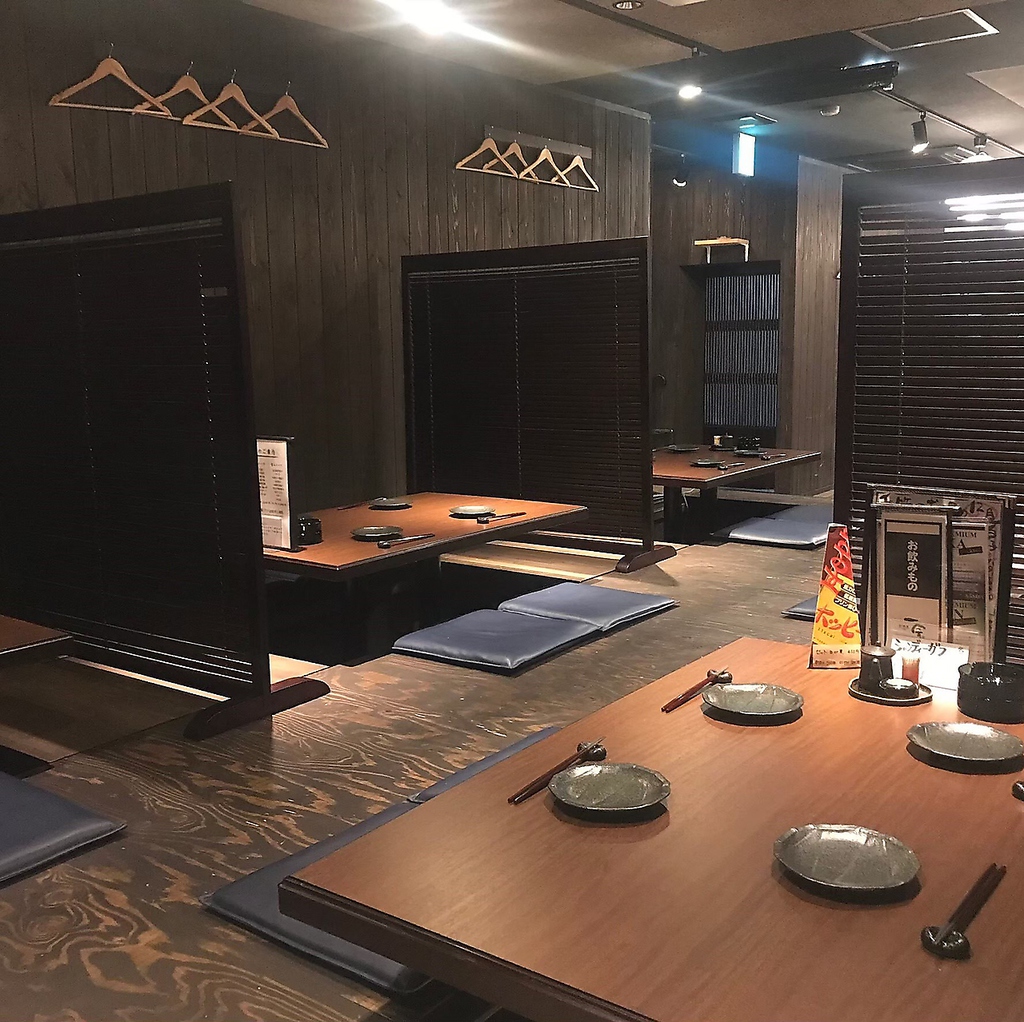 仕切りを使うことで、少人数にもグループにも対応できます！シーンに合わせたご利用を。