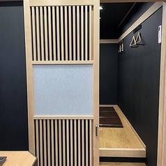 周りを気にせず、誰とでも気兼ねなく焼肉を楽しめる全席個室の店内です。ご家族やご友人とのカジュアルな会食から、接待やデートといった大切なシーンまで幅広くご利用いただけます。落ち着いたシックな雰囲気の中、お客様だけのプライベートな時間をお過ごしください。