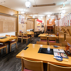 56席ご用意しておりますので、友人、ご家族とのお食事、大人数でのお集まりにも対応できます。