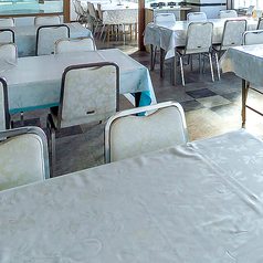 4名テーブルが3席ございます。