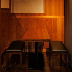 カップル利用にもオススメのお席は、二人だけの時間をゆっくりと楽しめる落ち着いた雰囲気が魅力。周りを気にせず会話できる配置で、デートや記念日のお食事にも最適です。美味しい料理と共に過ごす特別な時間は、より一層お二人の距離を近づけてくれるはず♪美味しい料理とお酒で思い出に残るひとときをお過ごしください！