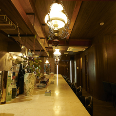 カウンター越しに料理が仕上がる様子を楽しめる、ライブ感のあるお席。会話とお酒が自然と進み、仕事帰りの一杯や気軽なデートにも使いやすい空間です