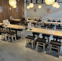 《糸満で宴会》木を基調とした落ち着きのある店内
