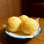デザートにはあの懐かしいサ〇レも？？店長が好きでメニューに入れたごま団子もあります！