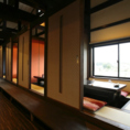 半個室席を完備。周りを気にせず気ままにお食事を楽しめます。ロールカーテン式の仕切りをご用意しております。