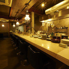 程よい距離感を大切にしたレイアウトで、周りを気にせず会話を楽しめる空間。友人との食事や少人数での集まりにも心地よく使える、居心地重視のお席です。