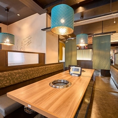 プライベート感たっぷりのテーブル席で、美味しい焼き肉をお楽しみください♪