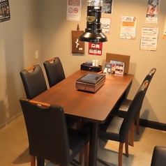 女子会やご友人同士で!雅のキレイな店内には5人用のゆったりお食事ができるテーブル席をご用意しております!あっさりヘルシーな絶品赤身肉は女性にも大人気!種類豊富なソフトドリンクやプロテインと共に、周りを気にせず楽しい会話に花を咲かせてくださいね!落ち着いた一軒家空間で至福の時間をお過ごし下さい