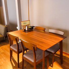 4名様掛けのテーブルを2卓ご用意しております。女子会や家族で具利院ならではのおでんをお楽しみください。