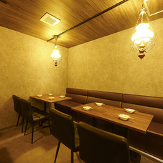 木の温もりを感じる落ち着いた空間で、料理とお酒をゆっくり楽しめるお席。気取らない雰囲気ながらも大人らしい居心地の良さがあり、初めての方でも自然とリラックスして過ごせます。