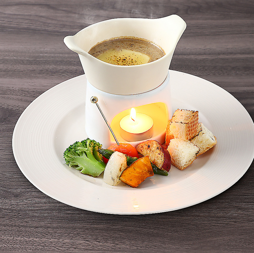 創作フレンチをお手頃価格で気軽につまみながらワインを飲める店。