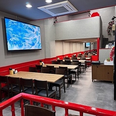 ご家族やご友人とのカジュアルな食事にぴったりのテーブル席がございます♪広々とした空間で、会話を楽しみながら美味しいお料理を囲み、楽しいひとときをお過ごしください。お子様連れのお客様も安心してお食事いただけます。