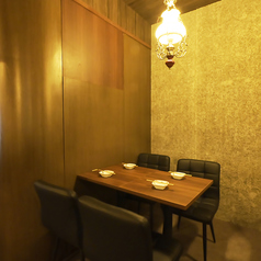 会話が弾む距離感を意識した空間は、デートや記念日の食事にもぴったり。肩肘張らず、自然体で過ごせる大人のビストロらしい雰囲気が魅力です。