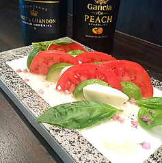 トマトとアボカドとチーズの3色スライス