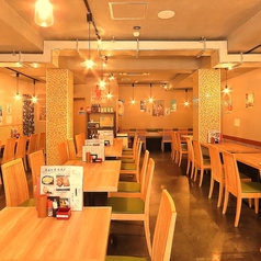 ソファーシートもあります。同僚やご友人との飲み会におすすめのお席です。繋げることで5名様以上でもご利用いただけます！