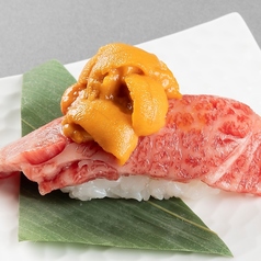 あぶり牛にぎり雲丹添え