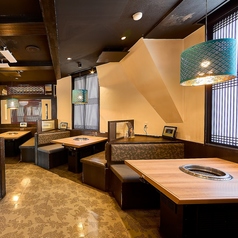 ひとつひとつ仕切られたBOX席になります。