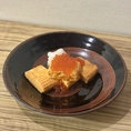 定番のだし巻きにいくらを添えて豪華に