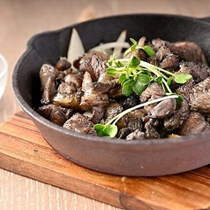 ジューシーなつくねや炙り炭火焼など、地鶏の魅力を堪能