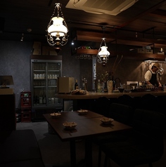 照明を落とした店内は、夜の時間をゆったりと楽しめる大人の雰囲気。料理とワインを味わいながら、日常を忘れてくつろげる空間づくりにこだわっています。