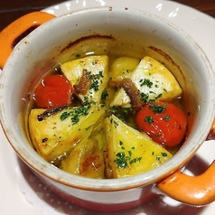 【濃厚な口溶け】一度食べたら癖になる美味さ♪「フランス産カマンベールチーズのアヒージョ」1300円(税込)の写真